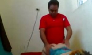दो सुंदर महिलाओं को उनके उत्साहित के शरीर के साथ एक आदमी को ब्लू सेक्स भोजपुरी छेड़ो