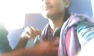 एक अमीर ग्राहक भोजपुरी फिल्म सेक्सी के साथ कमबख्त हीरे में अभिजात वर्ग वेश्याओं